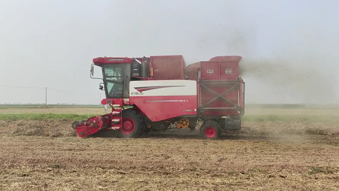 Master Feng, an agricultural machinery operator in Zhumadian, Henan: Just for the ten or so acres of peanut fields at home, I bought a Zhonglian peanut harvester, and from then on, I embarked on the r(图1) 640_看图王.jpg