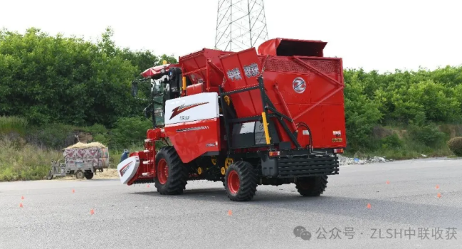 Veteran Machinery Operator Master Zhang from Runan: Zhonglian Harvest Wins Wide Market Recognition with Unmatched Strength(图2) image.png