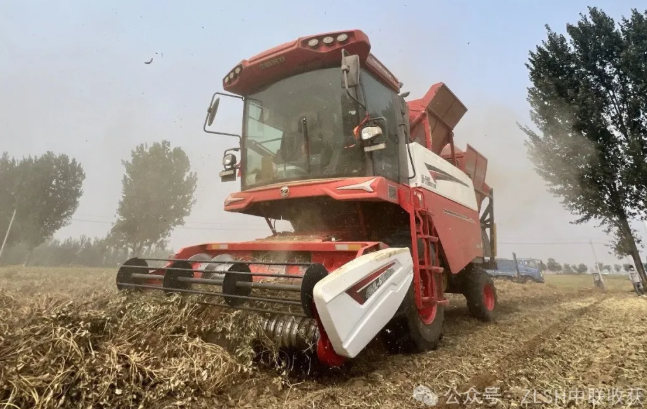 Veteran Machinery Operator Master Zhang from Runan: Zhonglian Harvest Wins Wide Market Recognition with Unmatched Strength(图3) image.png