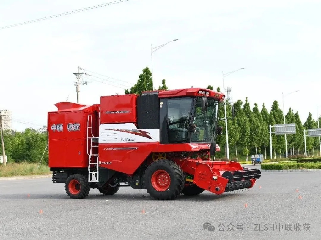 Mr. Zhao from Fuxin, Liaoning: Going from "headaches" to "peace of mind"—that’s the difference a Zoomlion harvester makes.